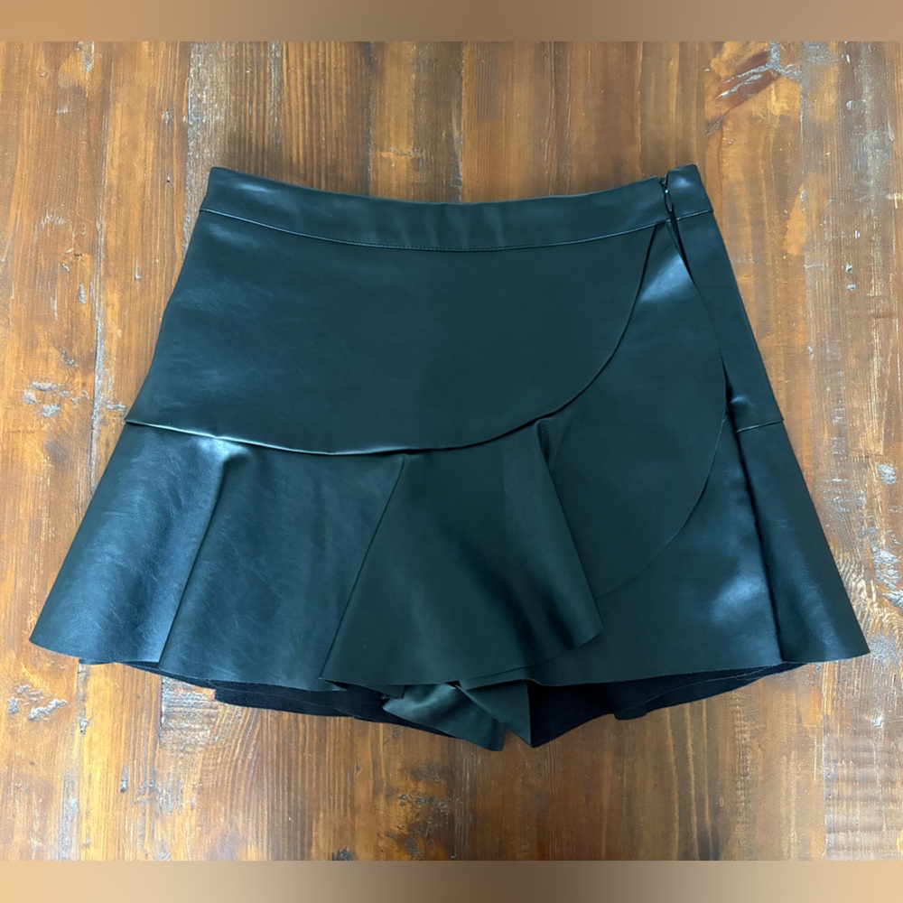 Impeccable Pig Leather Skort size medium